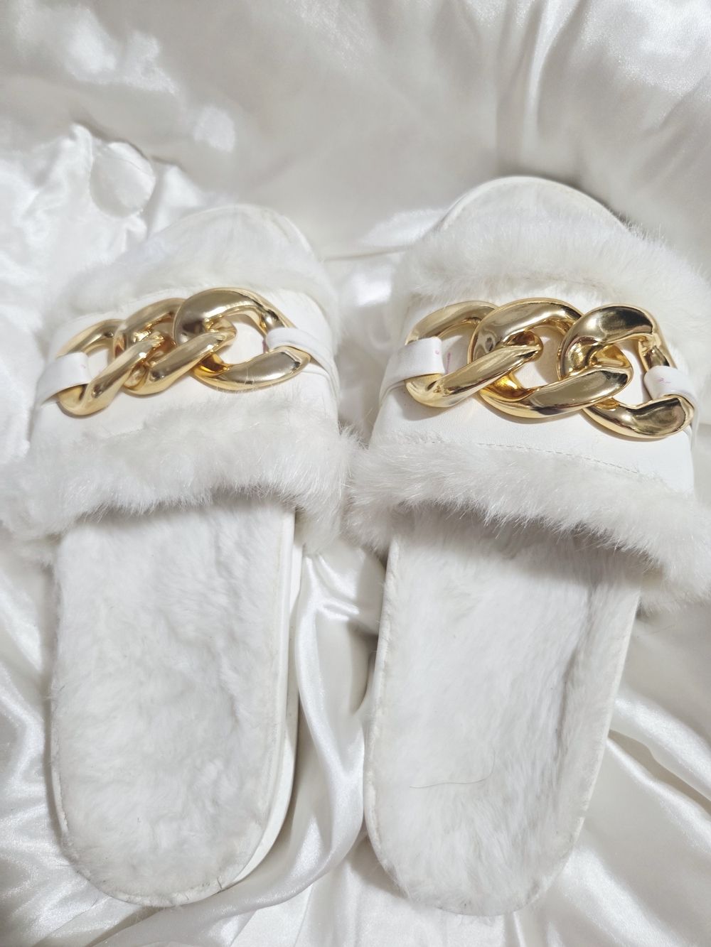 Source Unknown White Faux Fur Slide Slippers with Gold Chain